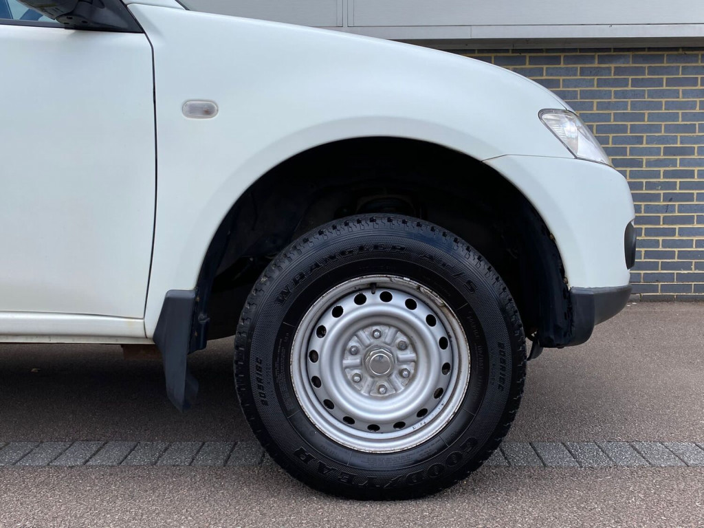 MITSUBISHI L200 2.5 DI-D CR 4Work Double Cab 4WD 4dr EU5 2013