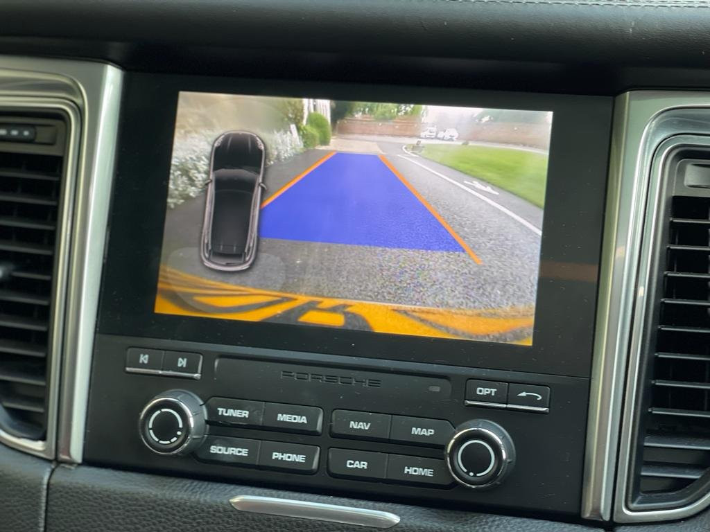 PORSCHE MACAN