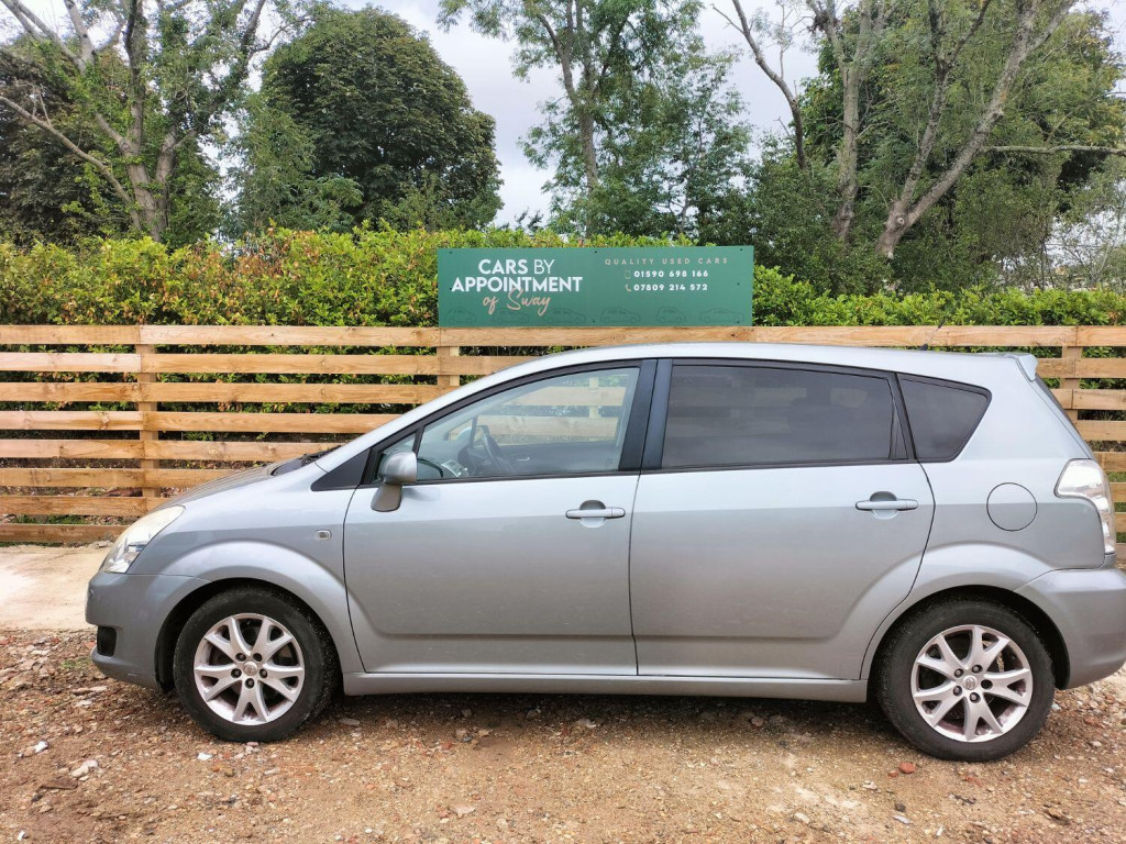 View TOYOTA COROLLA VERSO 2.2 D-4D SR