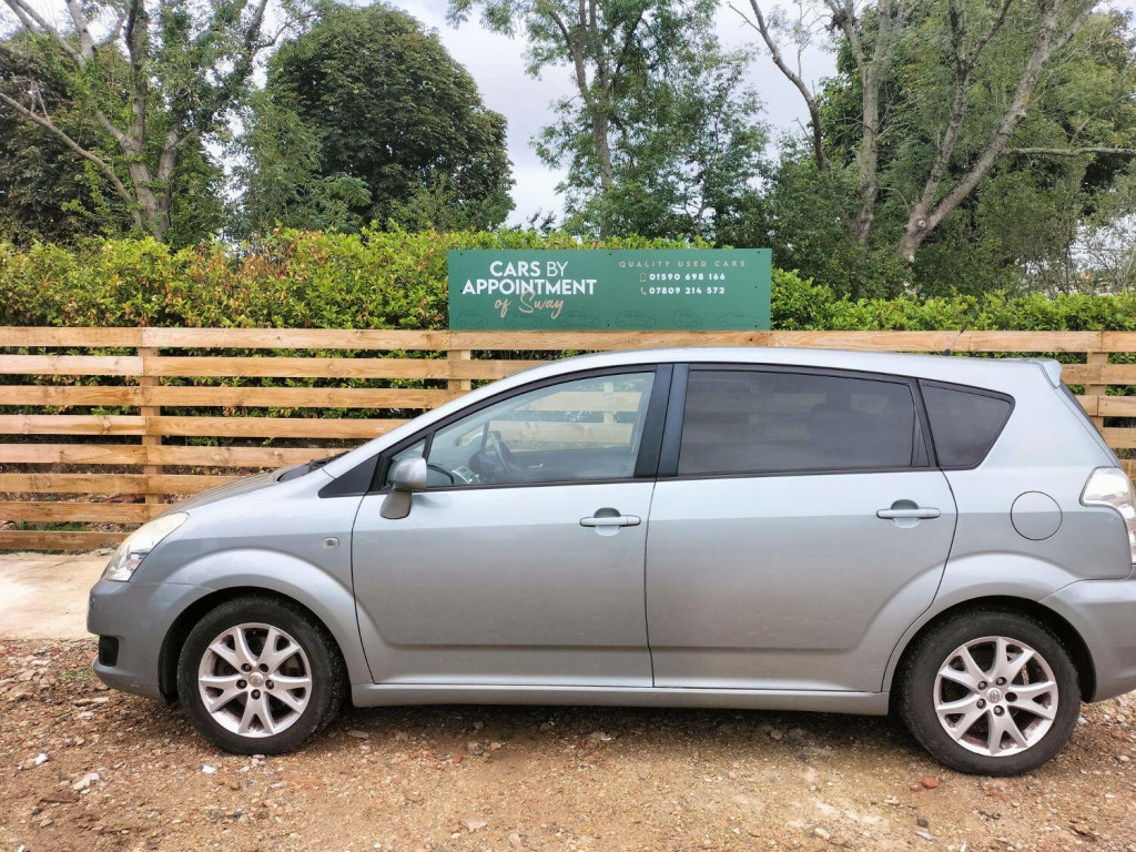 View TOYOTA COROLLA VERSO 2.2 D-4D SR