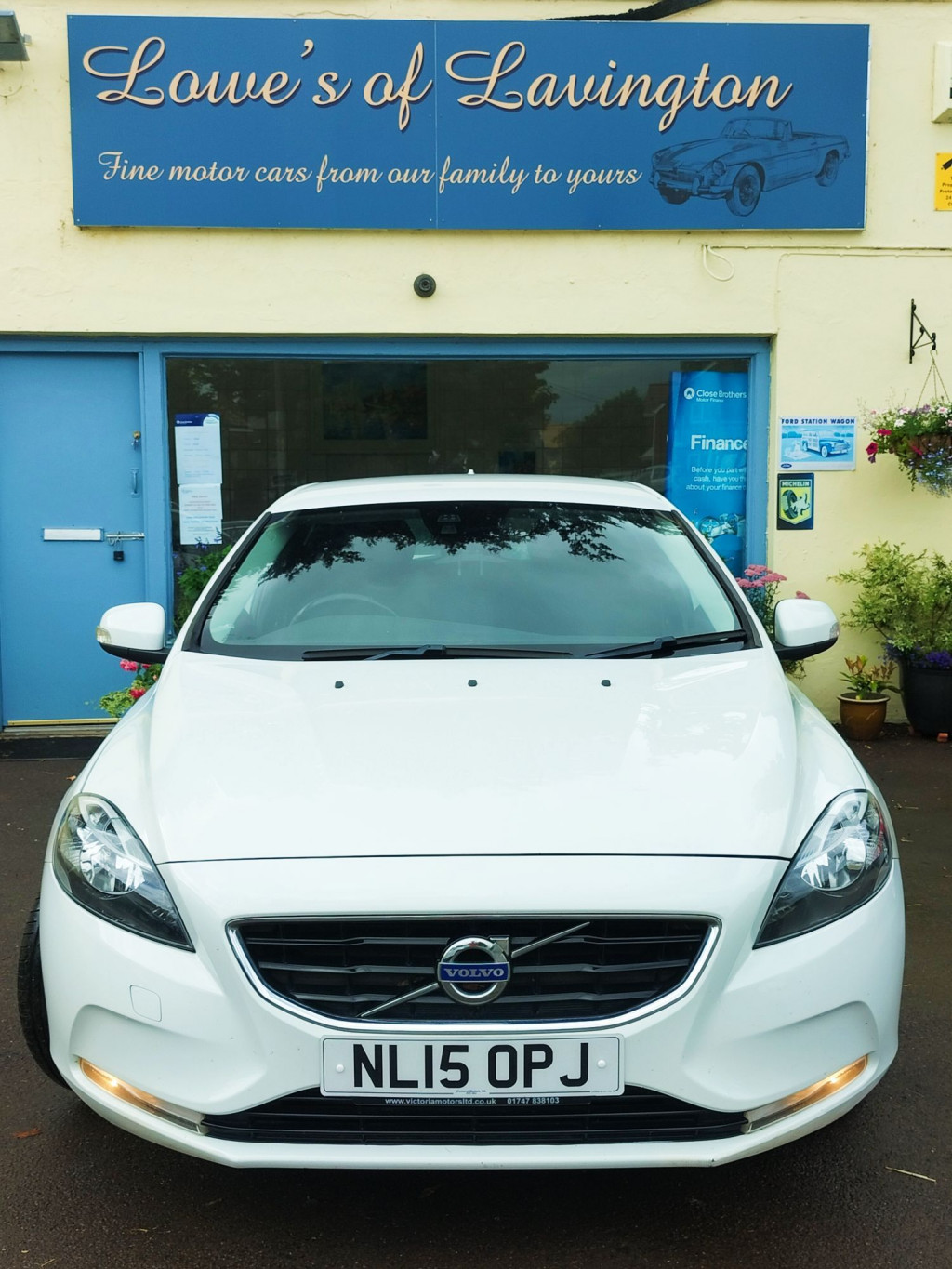 View VOLVO V40 D2 ES