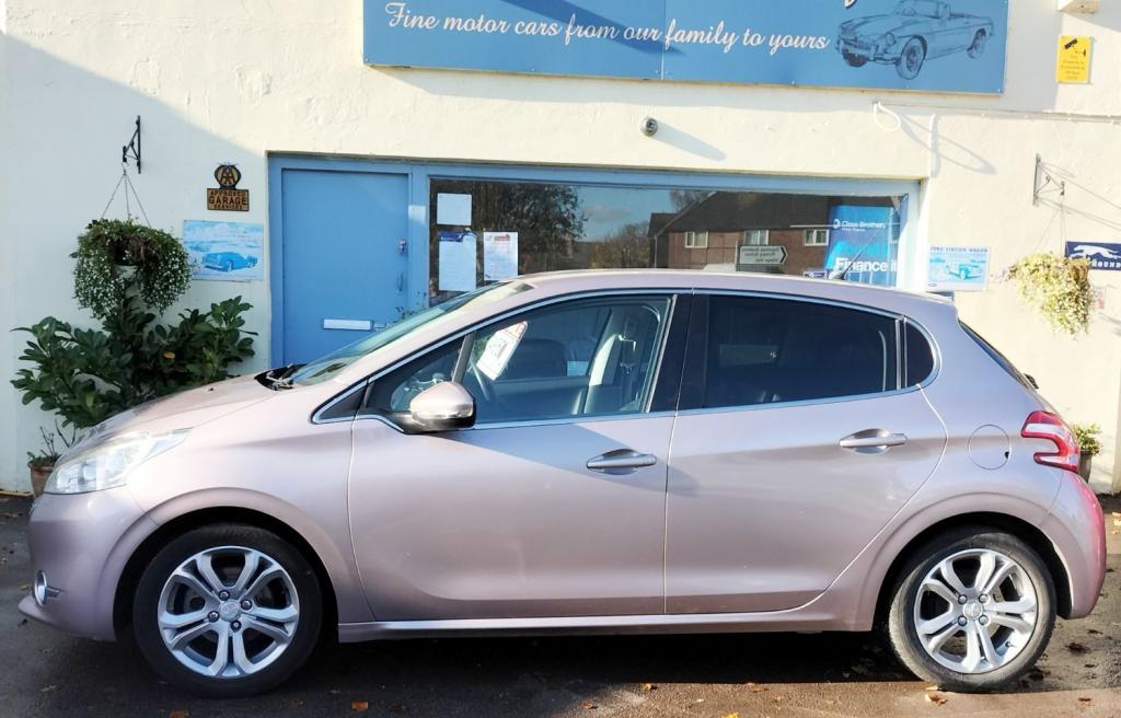 View PEUGEOT 208 ALLURE