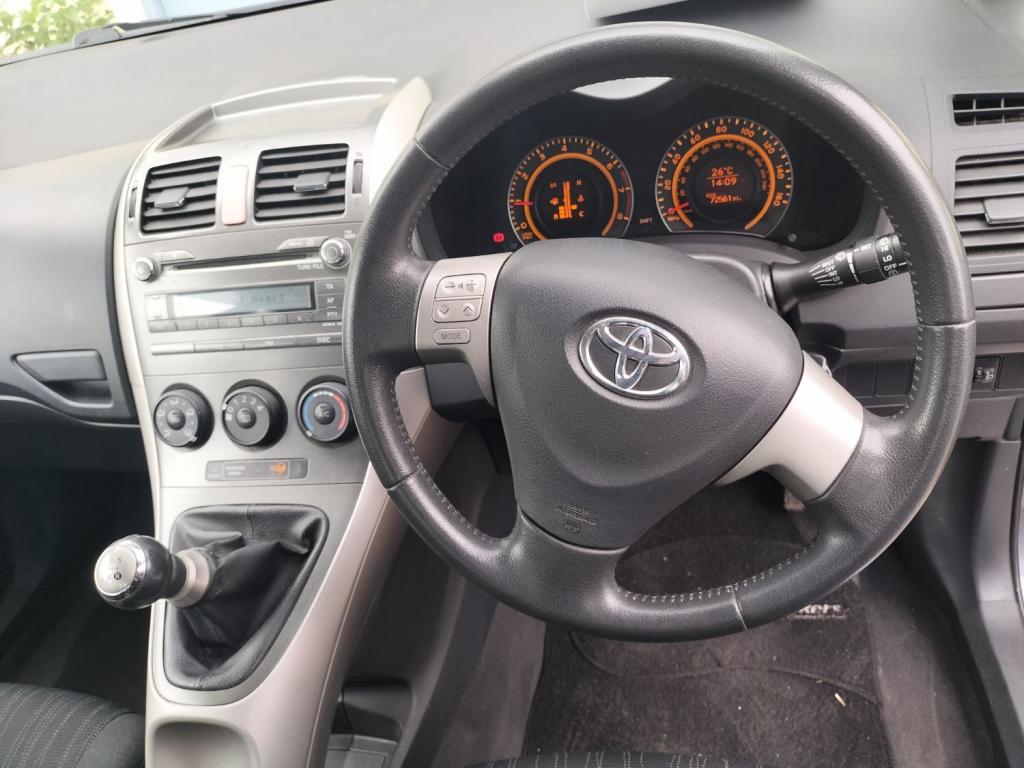 TOYOTA AURIS