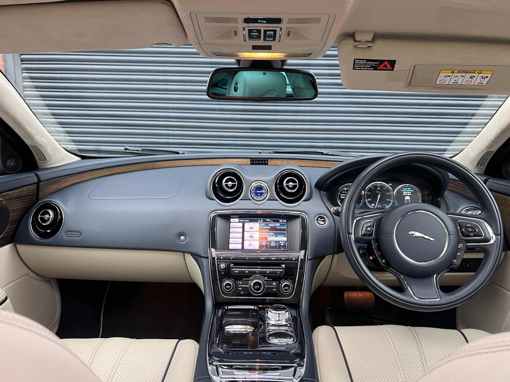 View JAGUAR XJ 3.0 d V6 Portfolio