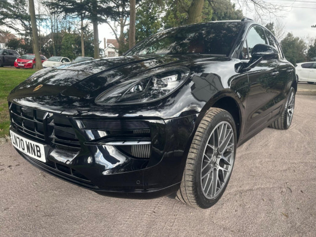 PORSCHE MACAN