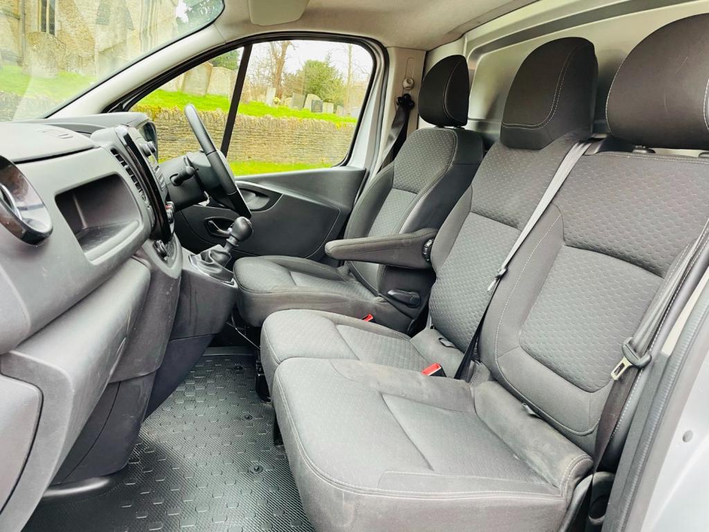 VAUXHALL VIVARO