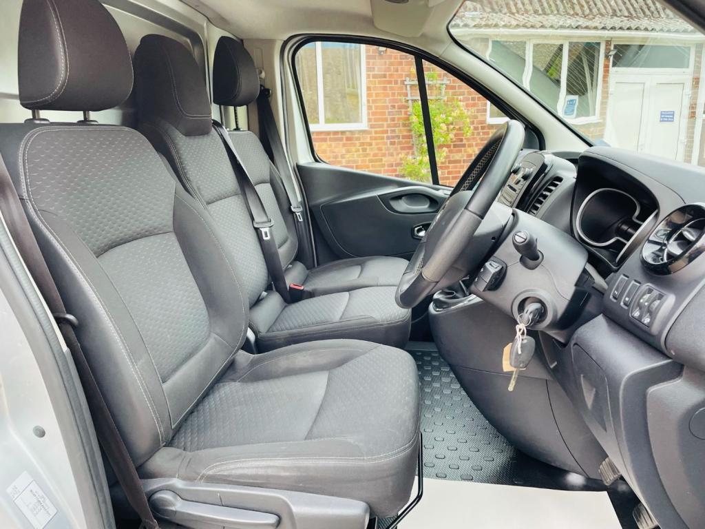 VAUXHALL VIVARO
