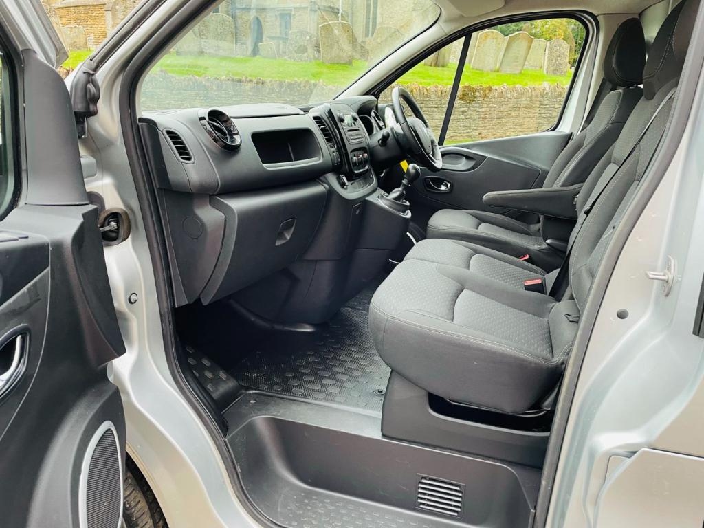 VAUXHALL VIVARO