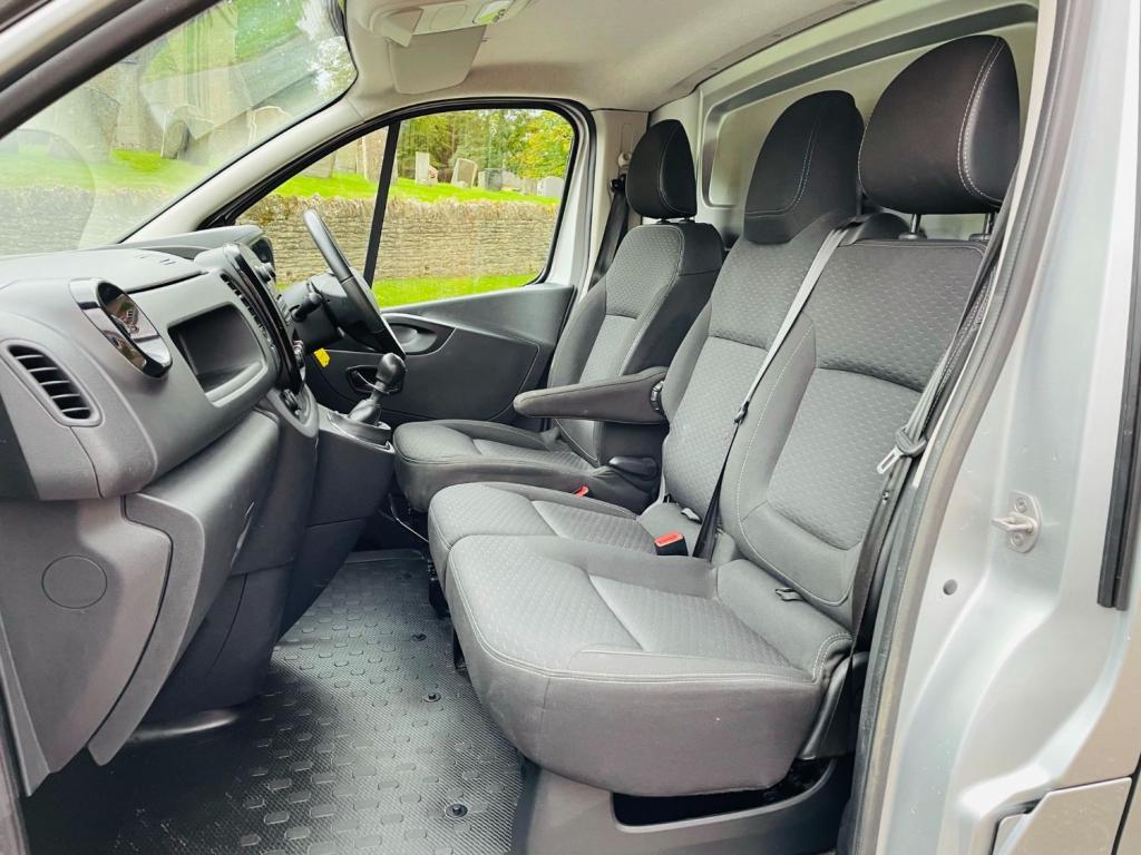 VAUXHALL VIVARO