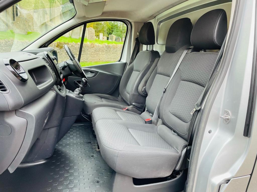 VAUXHALL VIVARO