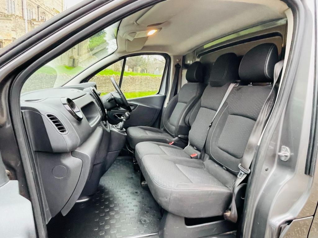 VAUXHALL VIVARO