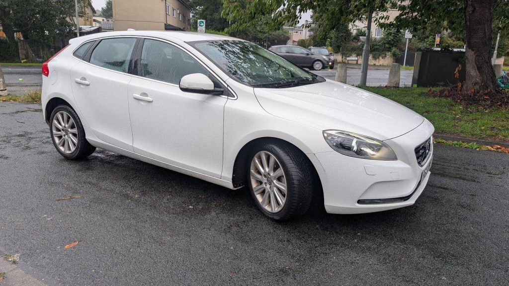 View VOLVO V40 1.6 D2 SE Lux Nav Euro 5 (s/s) 5dr