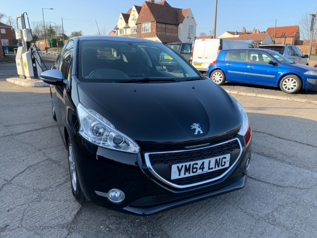 PEUGEOT 208