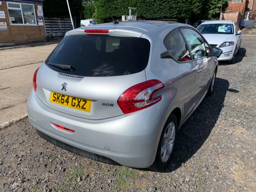 PEUGEOT 208