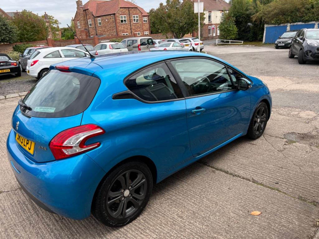 PEUGEOT 208