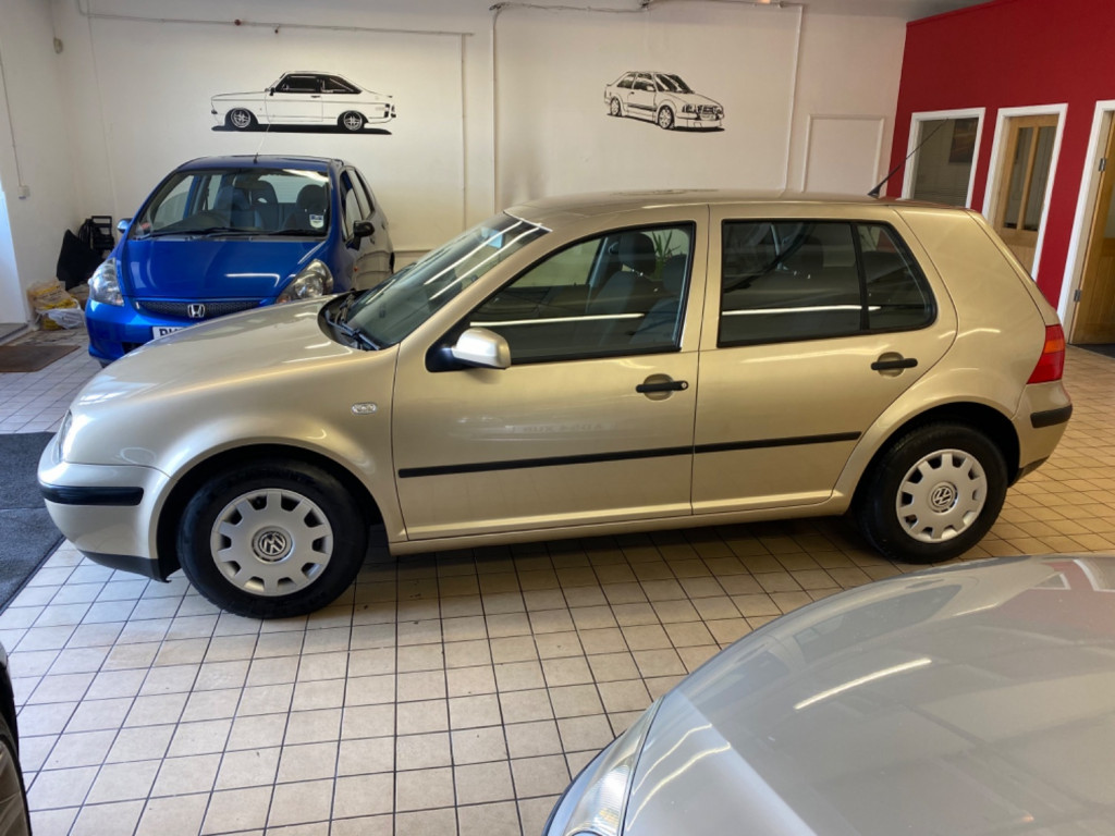 VOLKSWAGEN GOLF
