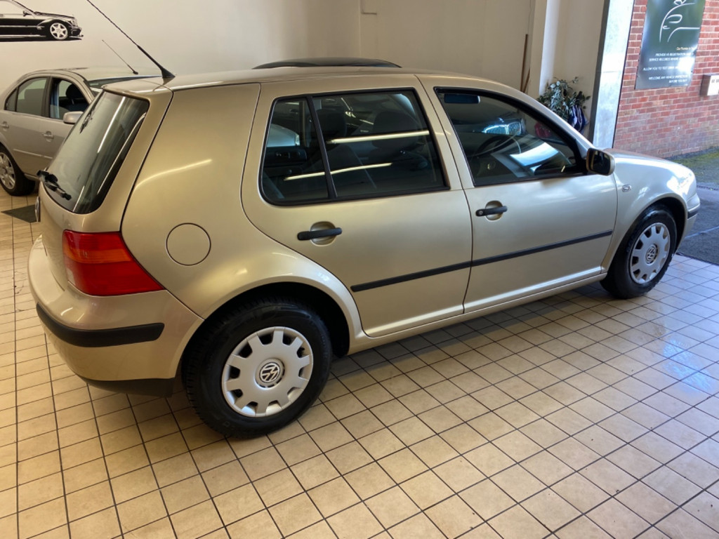 VOLKSWAGEN GOLF