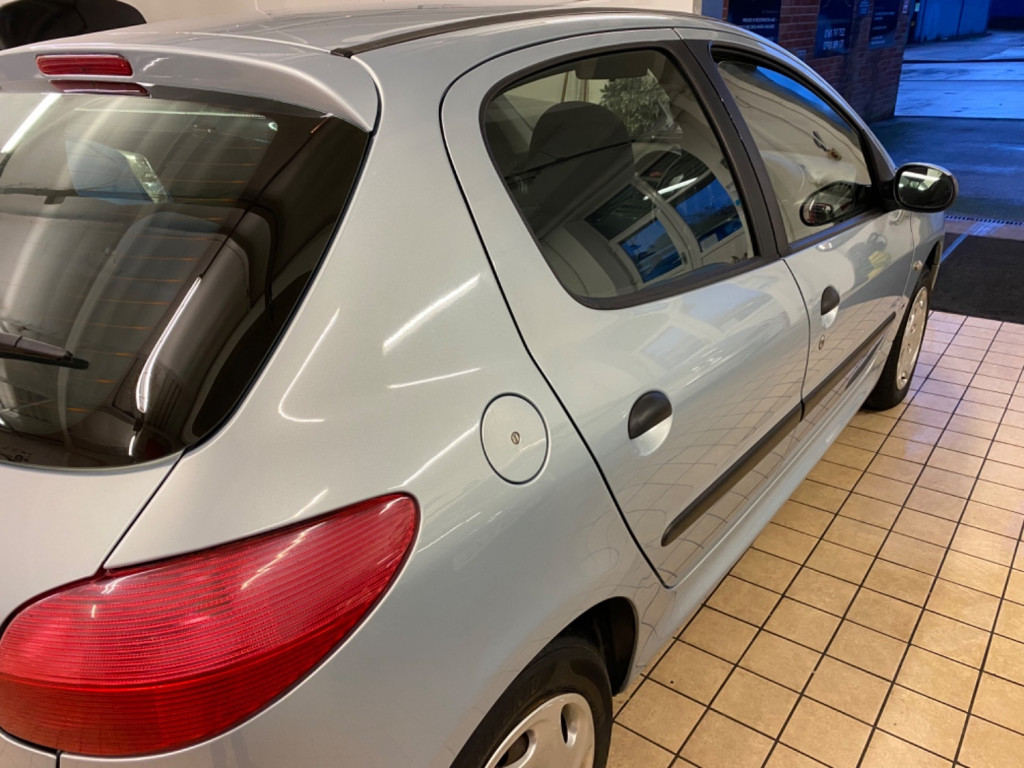 PEUGEOT 206