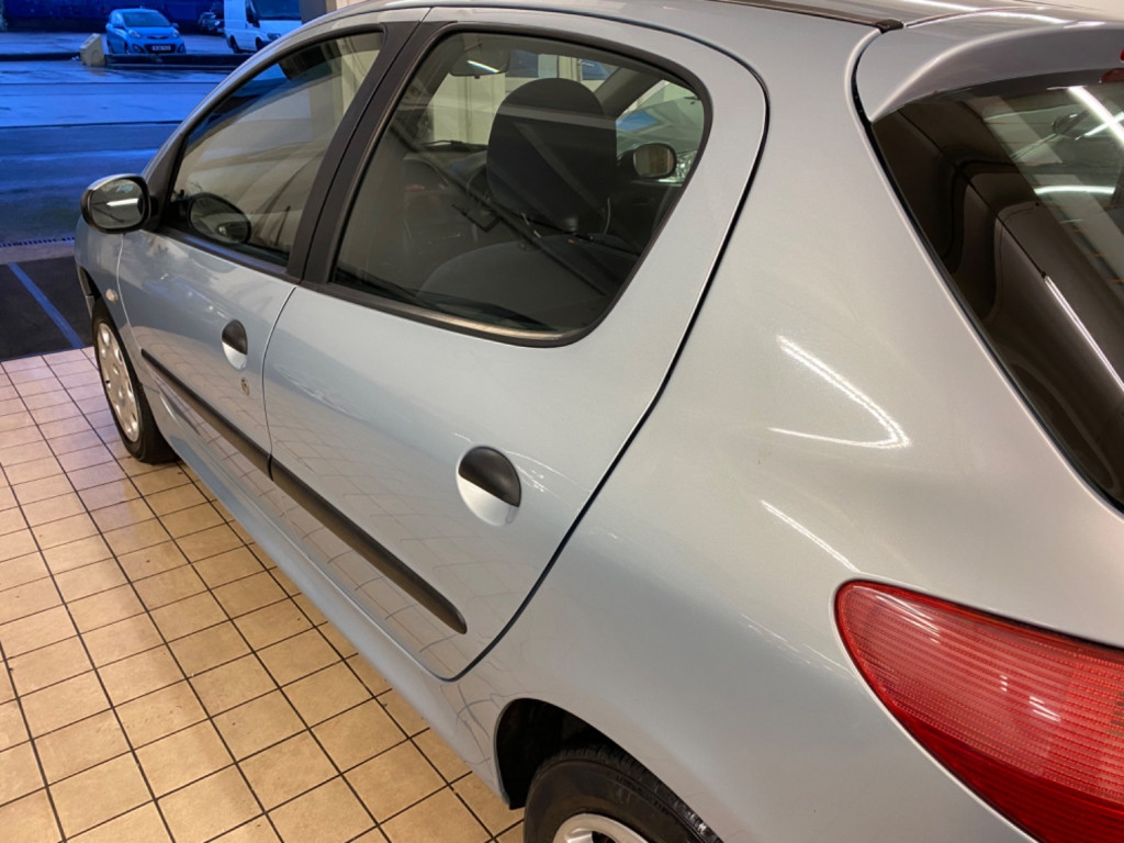 PEUGEOT 206