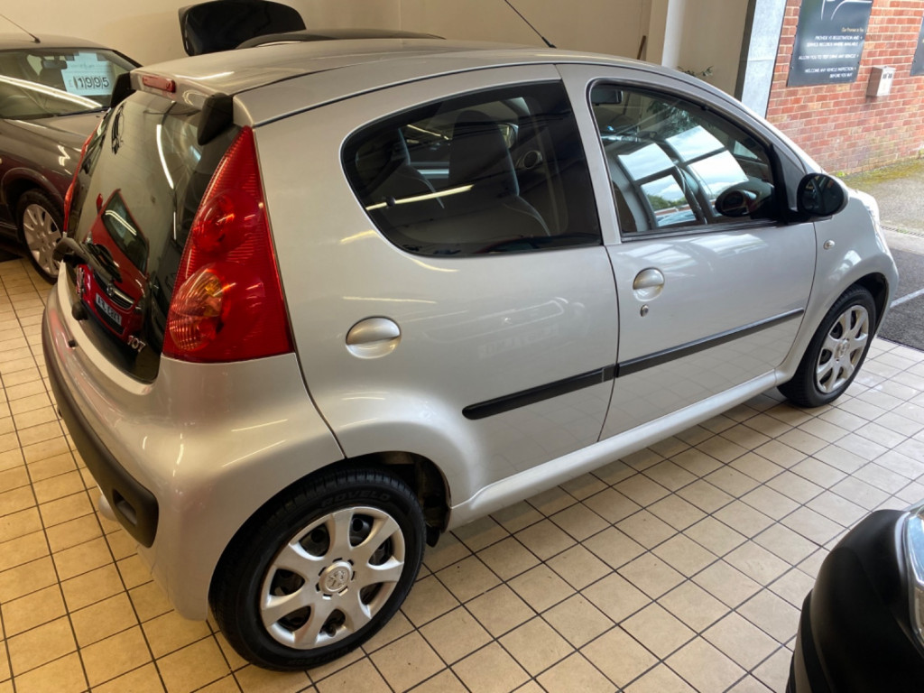 PEUGEOT 107