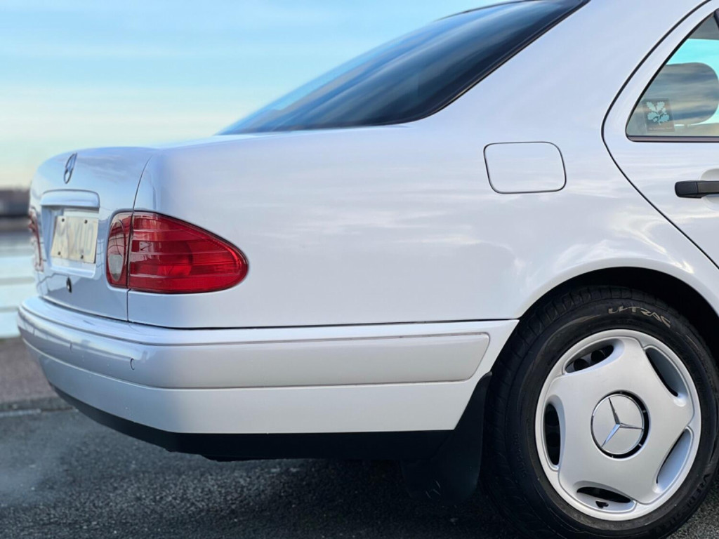 View MERCEDES-BENZ E CLASS E300 Turbo Diesel Classic Automatic