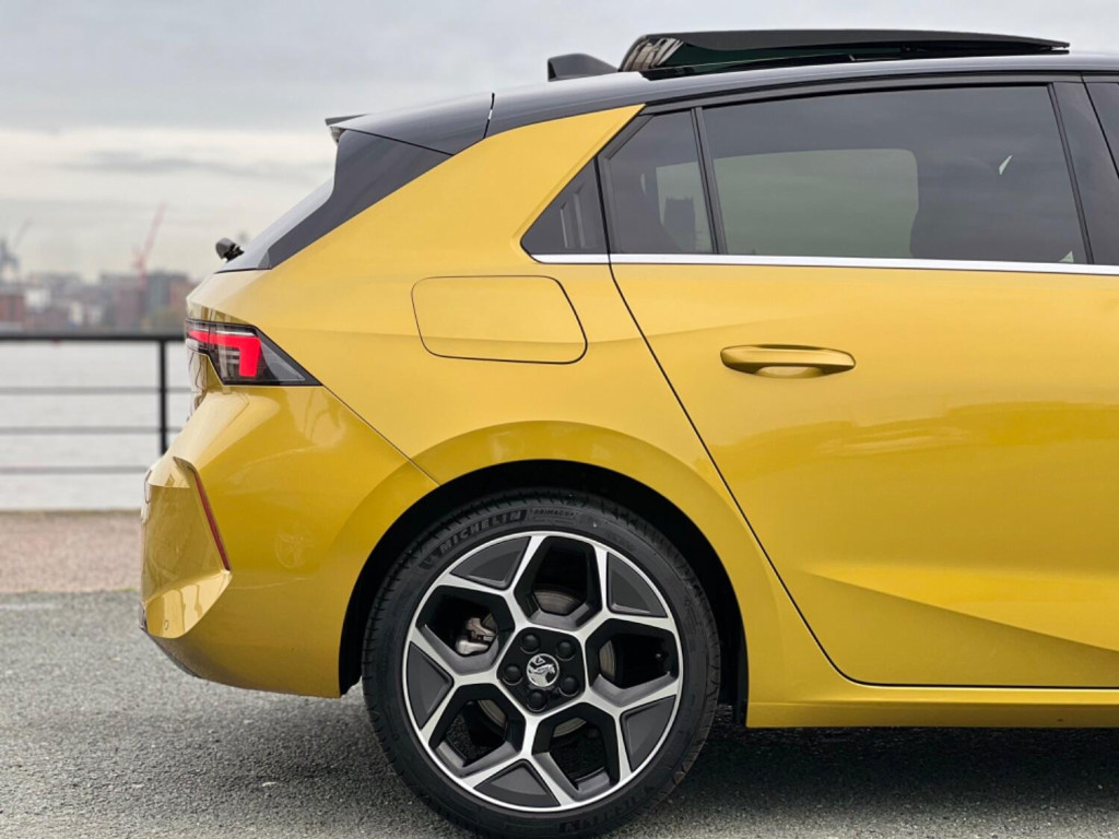 View VAUXHALL ASTRA 1.5 Turbo D Ultimate 