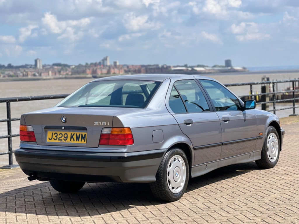 View BMW 3 SERIES 318i 5 Speed 