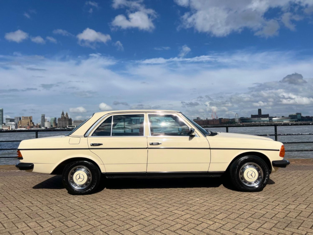 View MERCEDES-BENZ 240 d