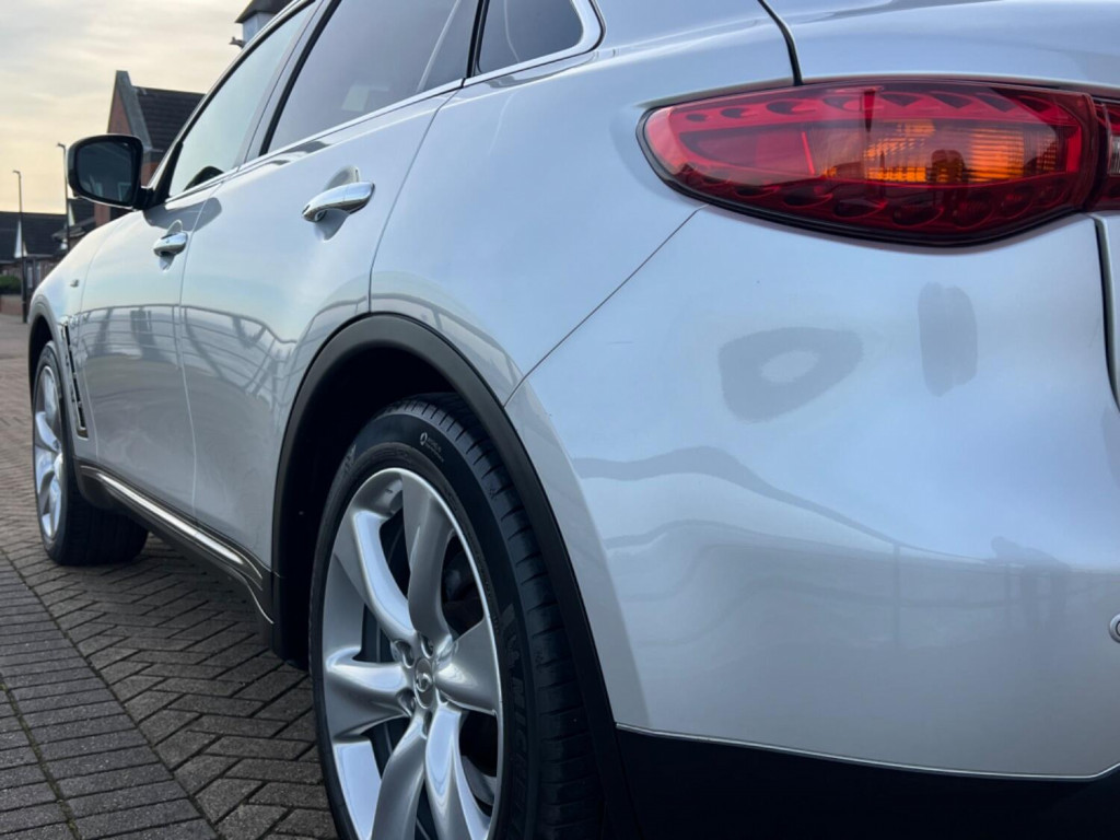 INFINITI QX70
