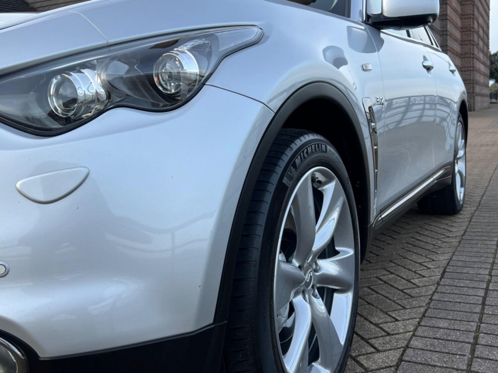 INFINITI QX70