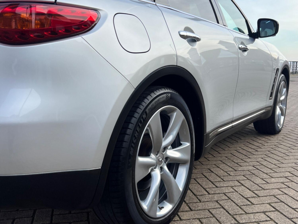 INFINITI QX70