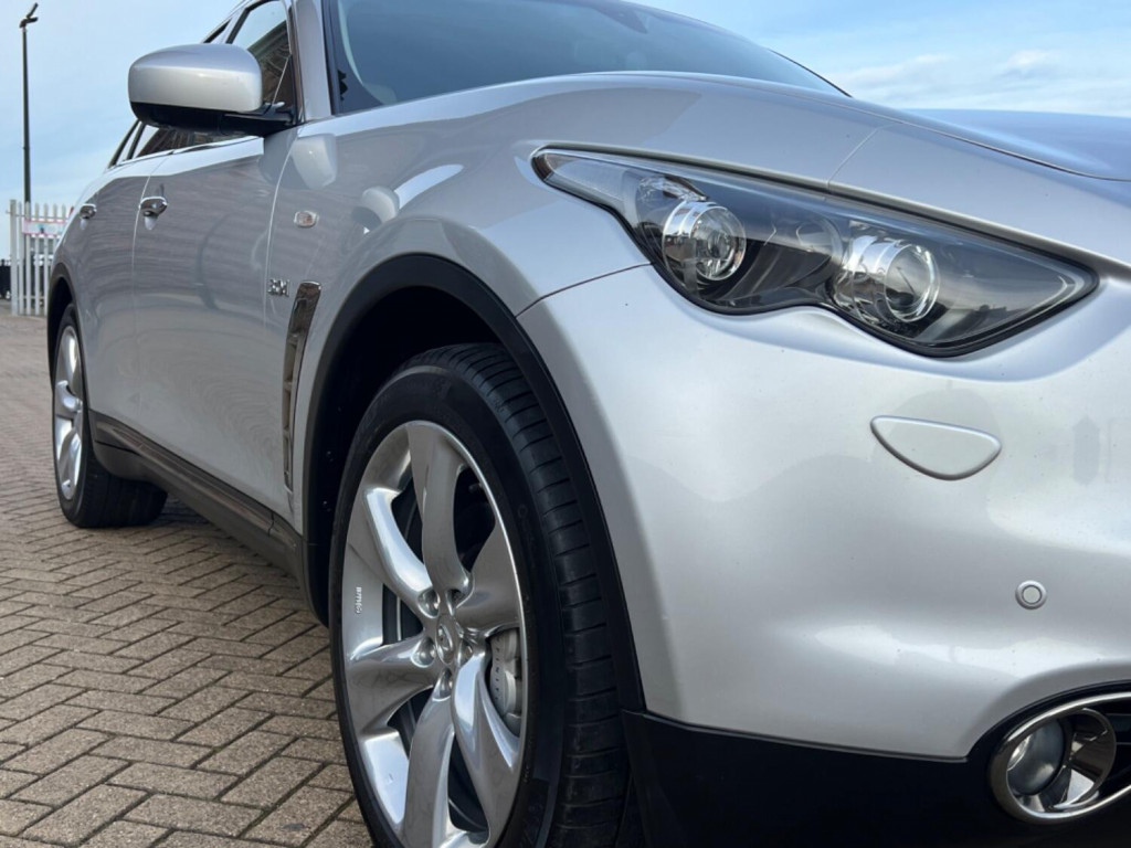 INFINITI QX70