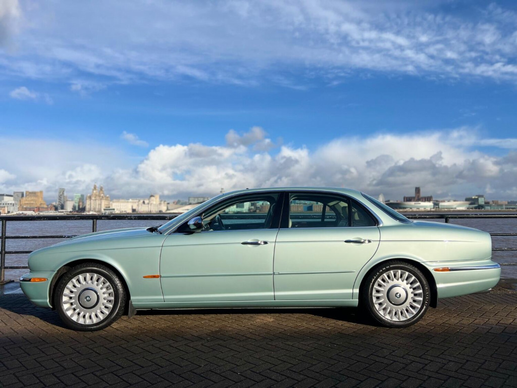 View JAGUAR XJ Super V8