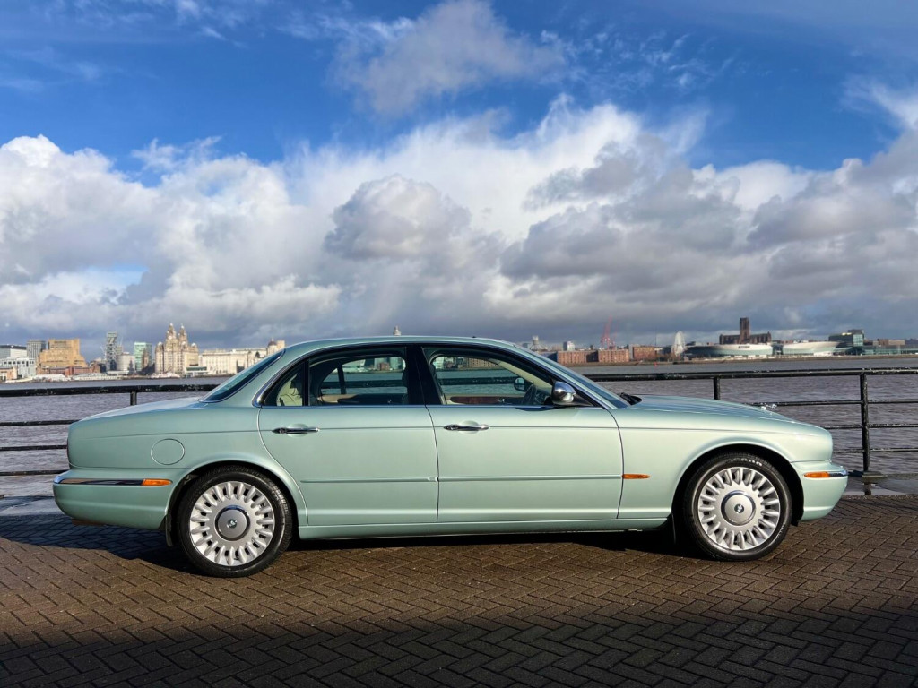 View JAGUAR XJ Super V8