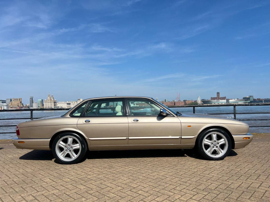 View JAGUAR XJ 3.2 XJ8 Sport