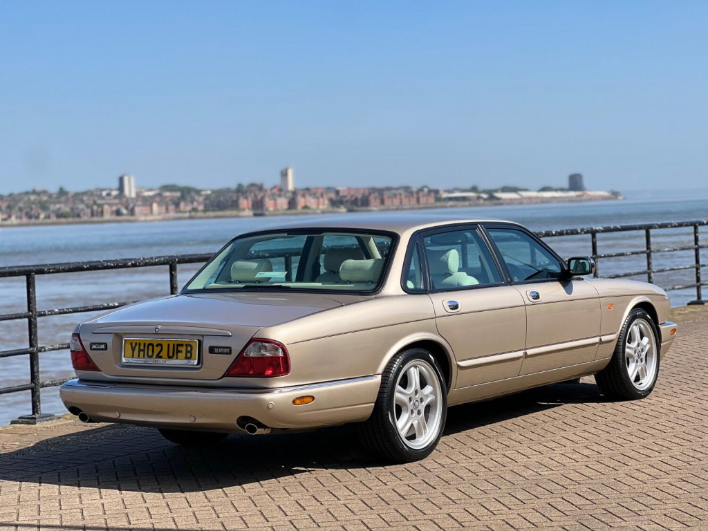 View JAGUAR XJ 3.2 XJ8 Sport