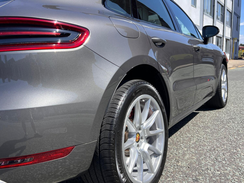 PORSCHE MACAN