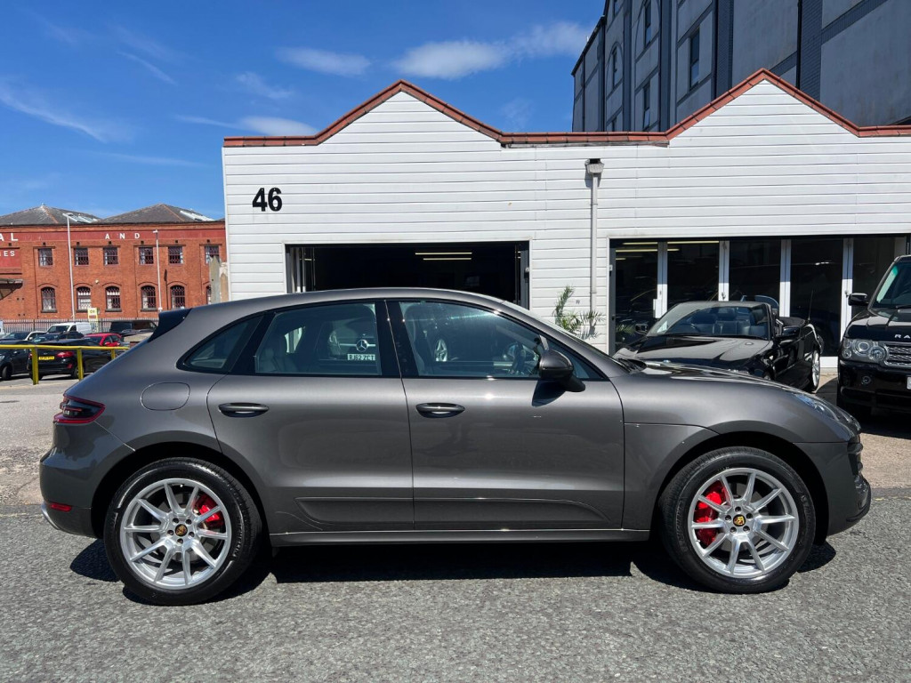 PORSCHE MACAN
