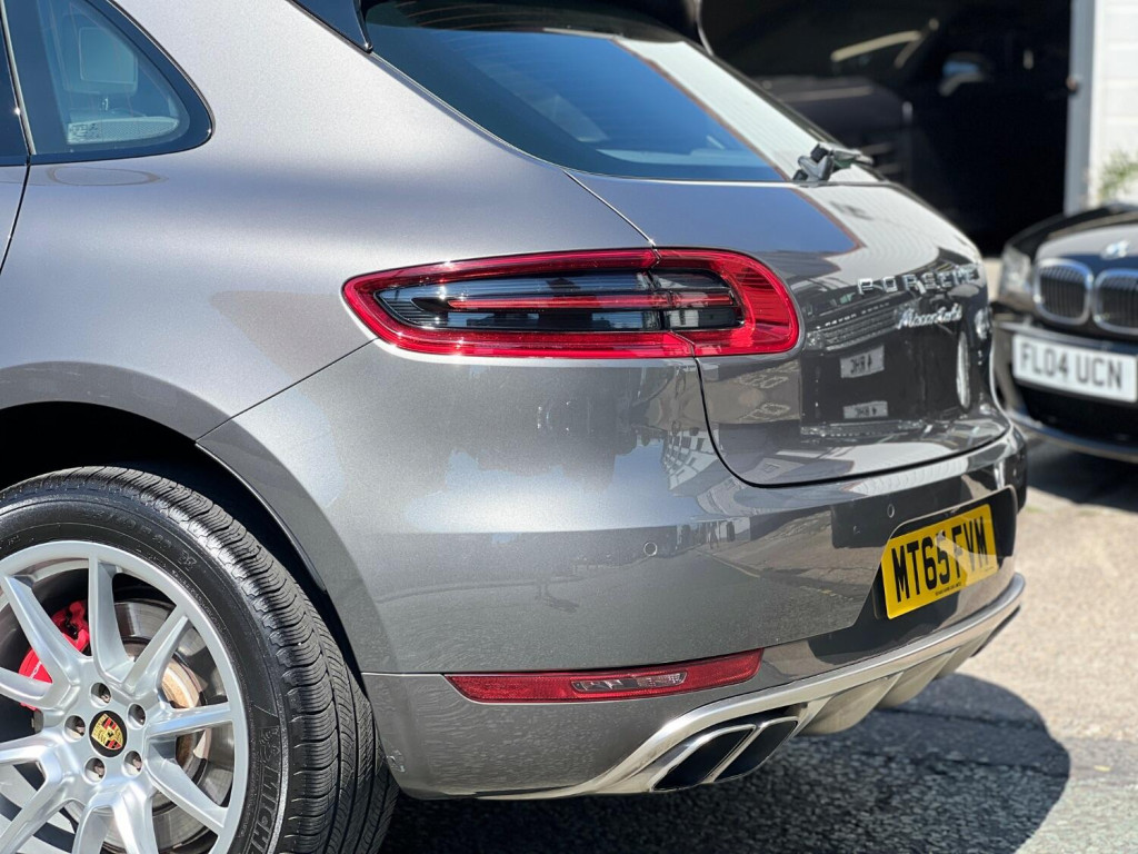 PORSCHE MACAN