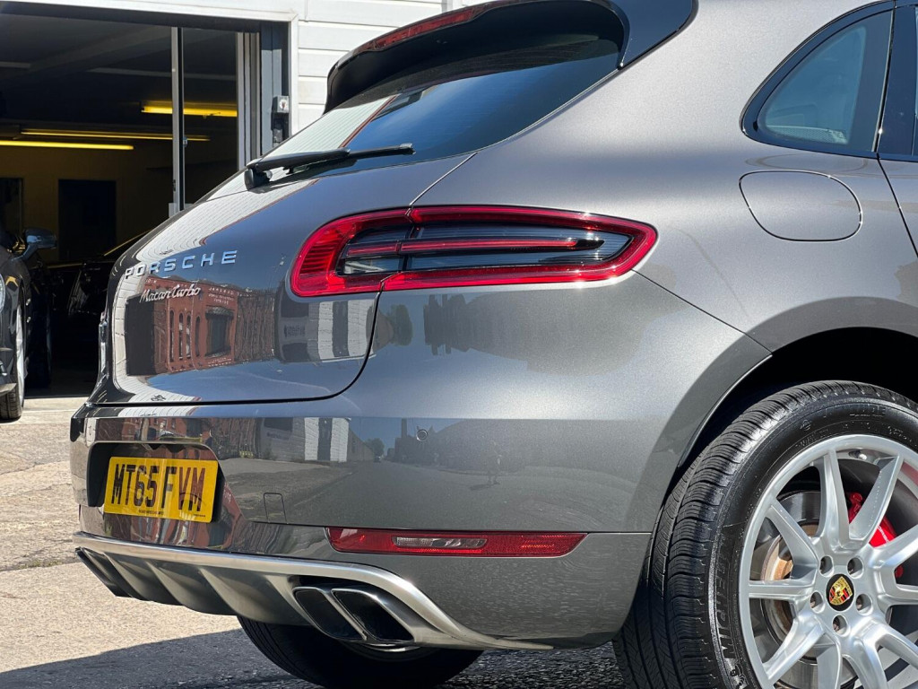 PORSCHE MACAN