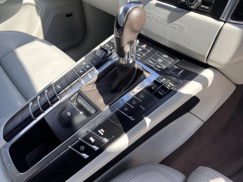 PORSCHE MACAN