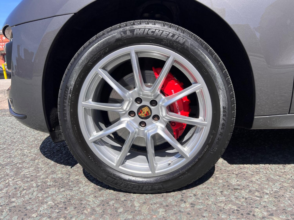 PORSCHE MACAN