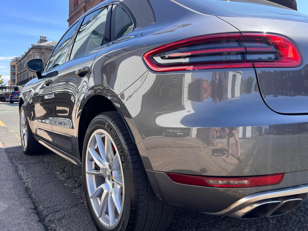 PORSCHE MACAN
