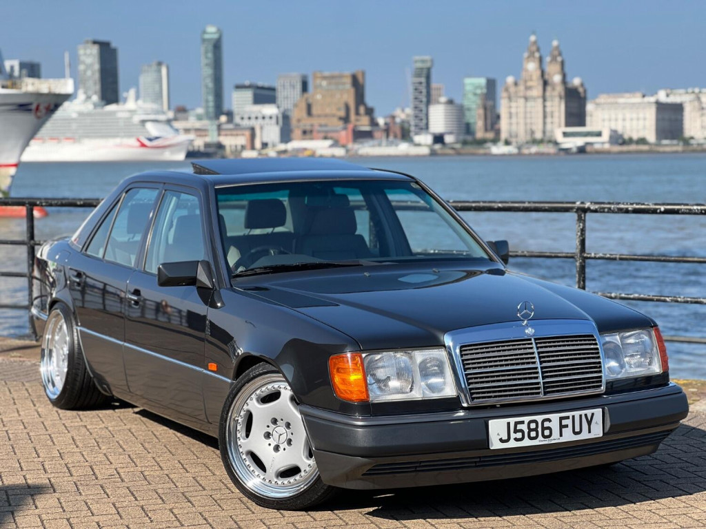 View MERCEDES-BENZ 260 2.6