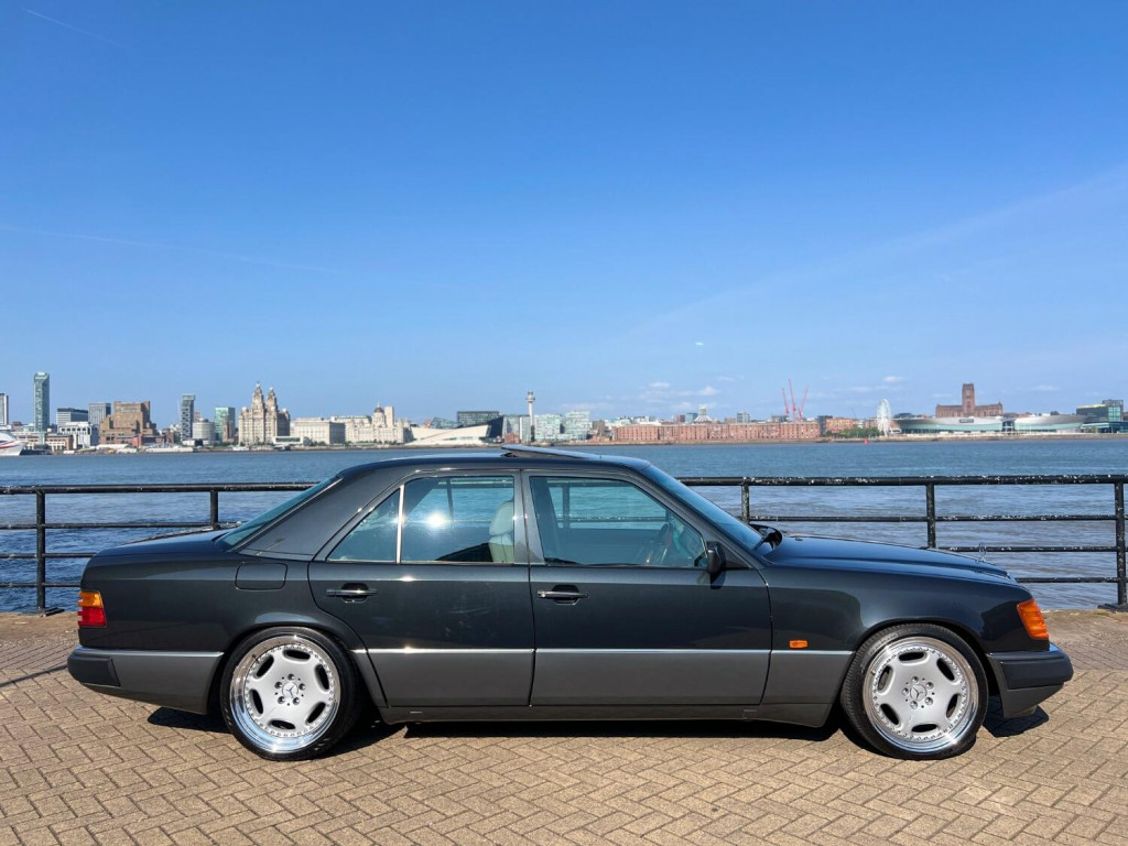 View MERCEDES-BENZ 260 2.6