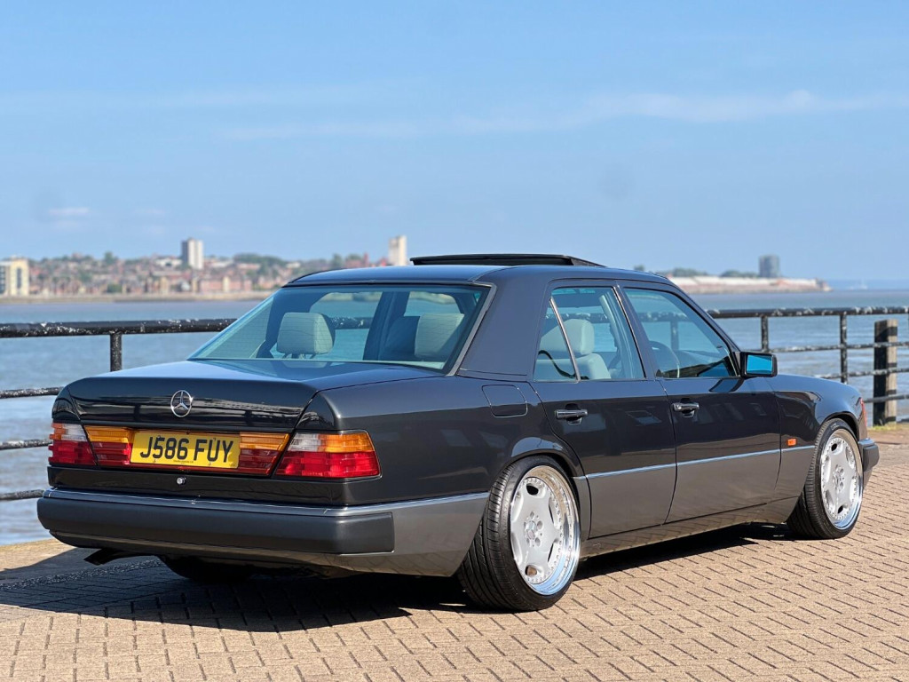 View MERCEDES-BENZ 260 2.6