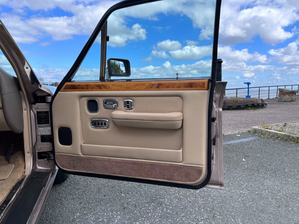 ROLLS-ROYCE SILVER SPIRIT