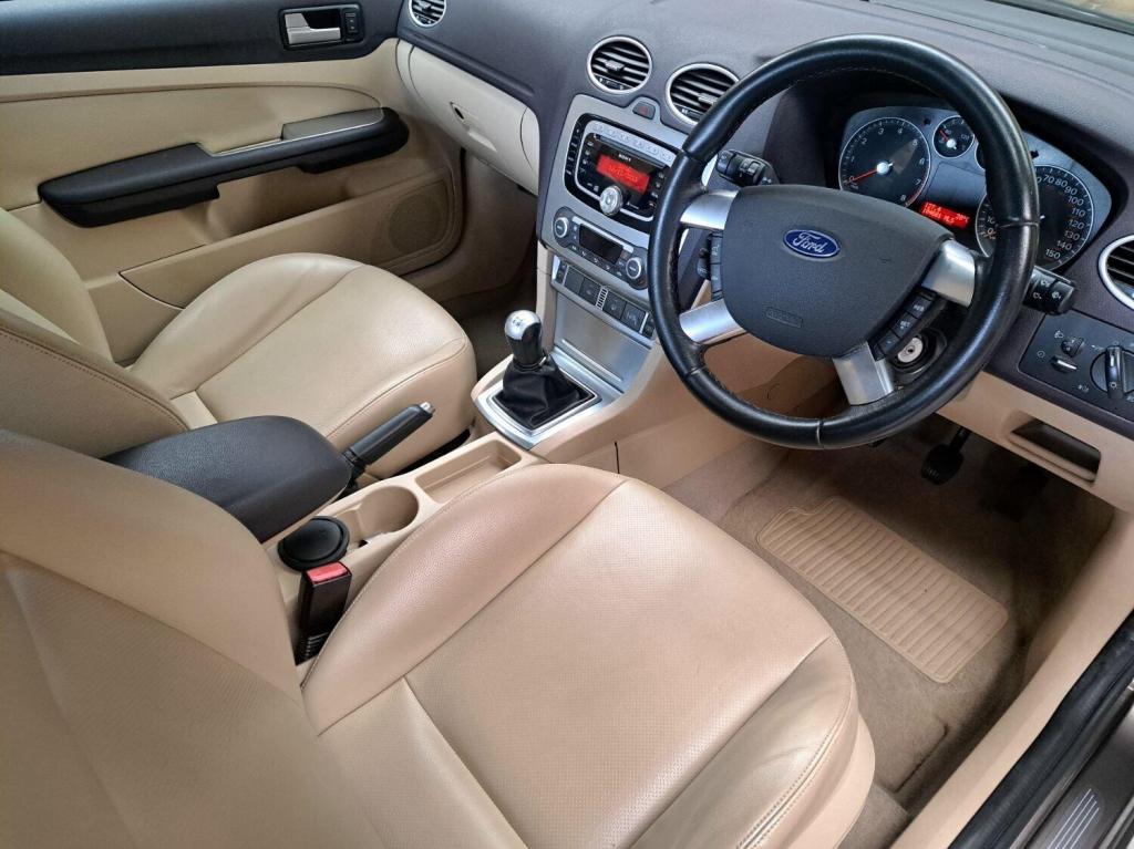 View FORD FOCUS 2.0 CC-3