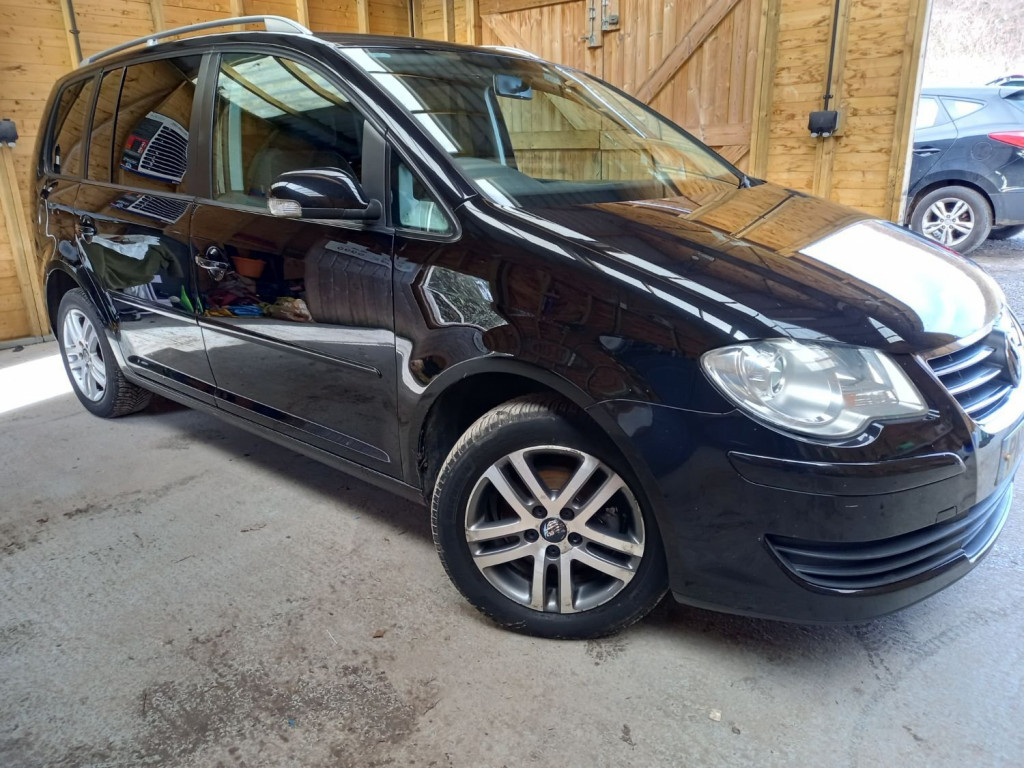 VOLKSWAGEN TOURAN