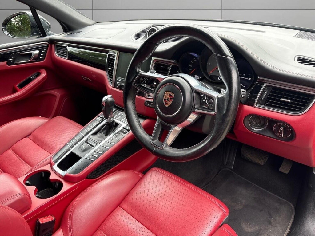 PORSCHE MACAN